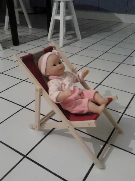 Chaise longue pour poupée
